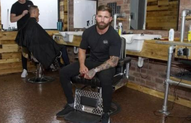 国外小伙没钱装修,灵机一动拿硬币铺地,网友看后纷纷怒赞