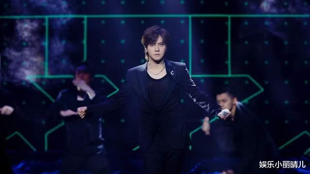 跨年晚会|罗志祥在花莲担任跨年晚会复出,90度鞠躬唱一半比5手势