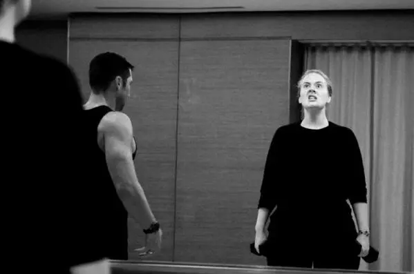 阿黛尔|「顶流女星」性感照曝光后，粉丝不仅脱粉，还要骂她「恶心」？