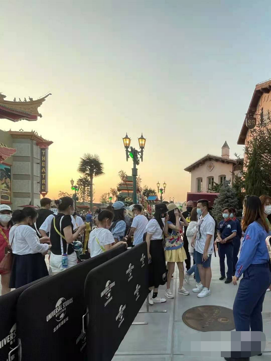 佟丽娅|佟丽娅现身影城真实颜值曝光，身材矮小干瘪，皮肤黝黑毫无灵气