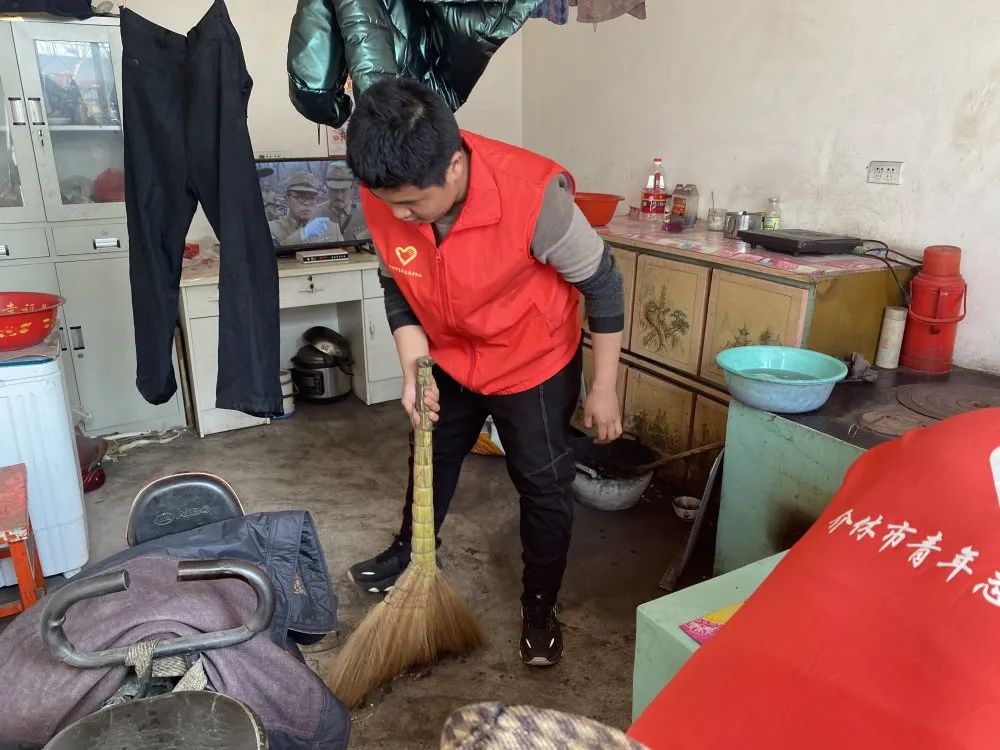 介休贴吧 第58个雷锋纪念日，介休红马甲用行动传承雷锋精神