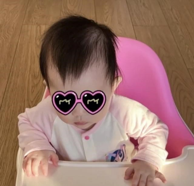 杜淳|杜淳妻子晒女儿萌照，8个月小蛋饺自己吃辅食，肌肤白皙越发秀气