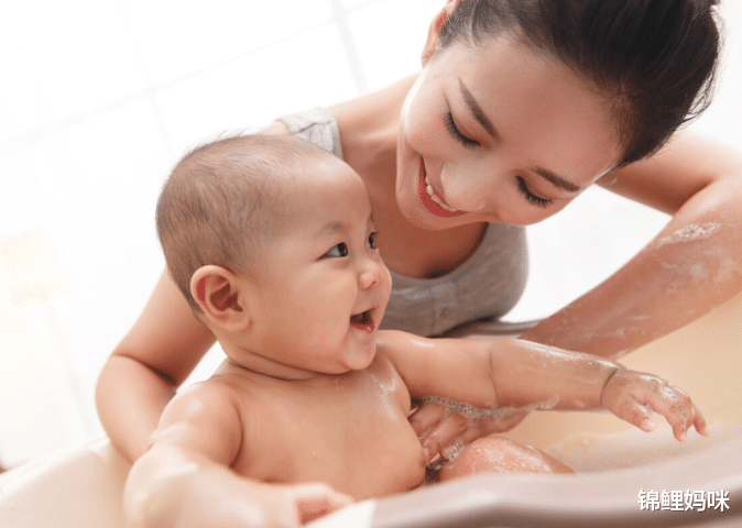 锦鲤妈咪|父母一起洗澡惹孩子吃醋,家长的解释有争议,怎样用洗澡教育孩子