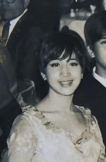 何超英|赌王最美千金：从接班人变疯癫，死后竟连一块墓碑都没有