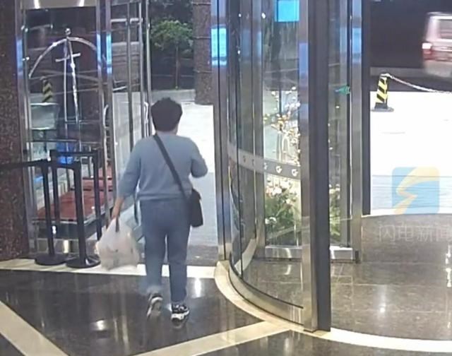 浙江绍兴:喜宴上来了一位“宾客”,又吃又喝还不忘顺酒
