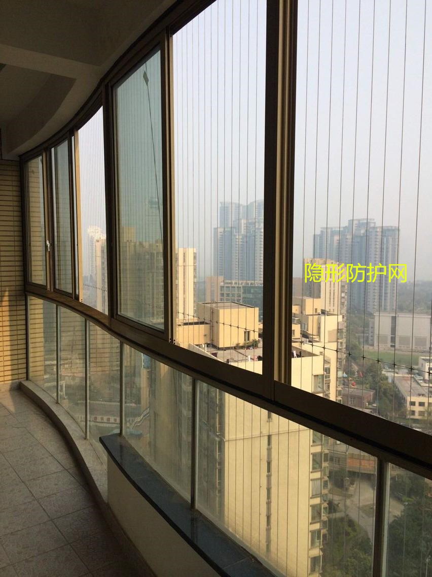 花几万块在阳台装全景窗，为何要单独开一扇小窗？总算明白了！