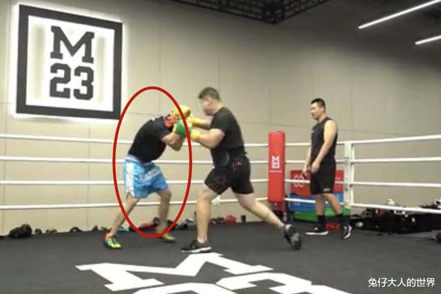 郭德纲|烧饼在新综艺被欺负，网友直呼让你耍“小性子”，别人可不惯你