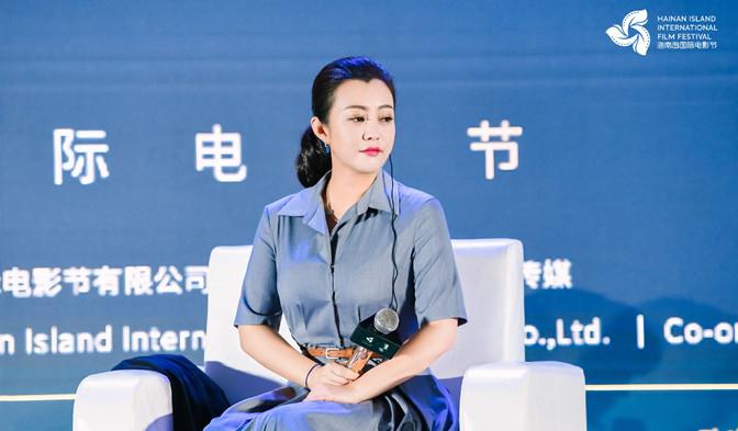 方脸妹说时尚|郝蕾为新剧牺牲大，穿印花衬衫高腰裤变“陈妈”，油光满面好油腻