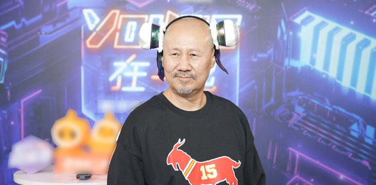 |腾格尔亲切似邻居大爷，家里装修很朴素，萌叔的新歌关注度不高