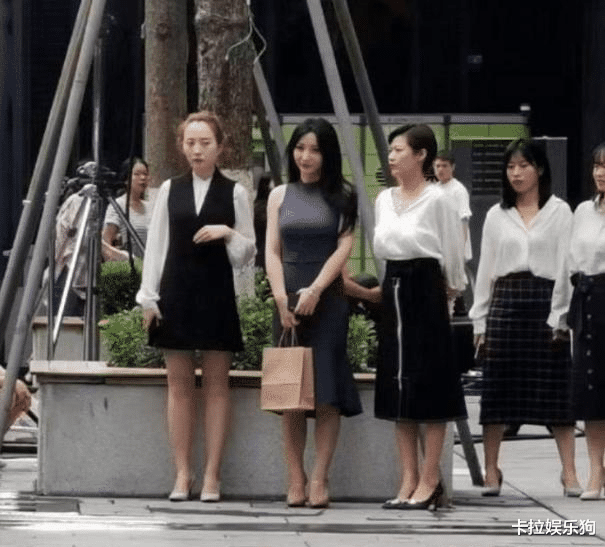 柳岩|柳岩被路人抓拍，真实身材惹争议：还是那个性感女神吗