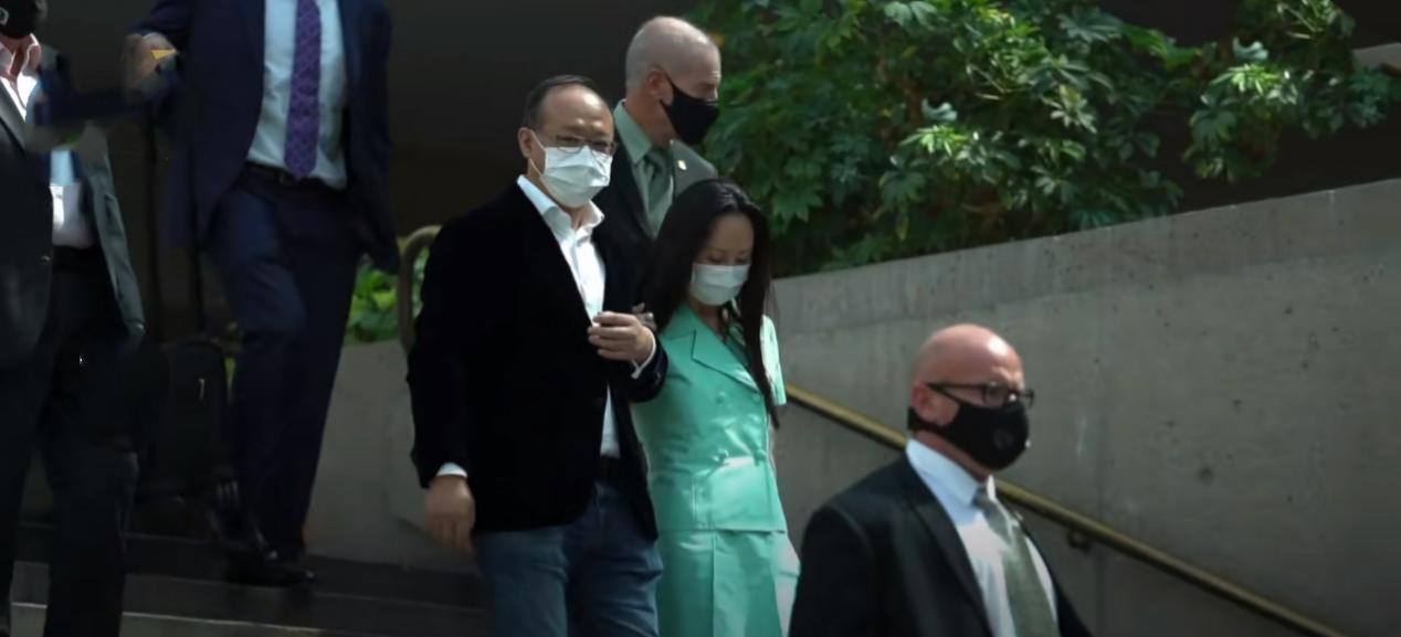 方脸妹说时尚|孟晚舟高调现身精神足，49岁穿绿西装打扮似女团，专人搀扶气场强