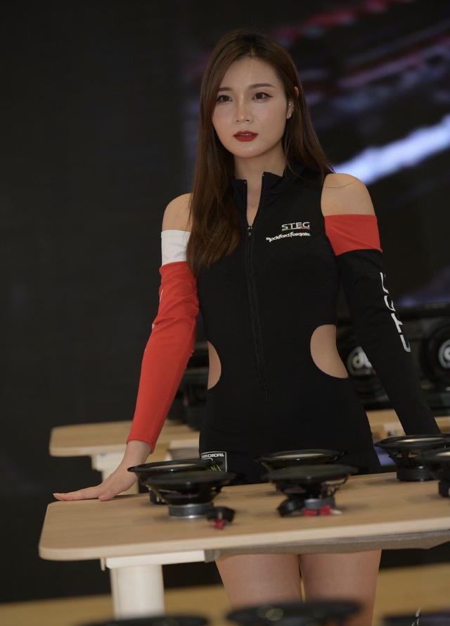 女孩|胖女孩穿“连体裤”时尚性感，凸显清纯范儿，展示丰腴美