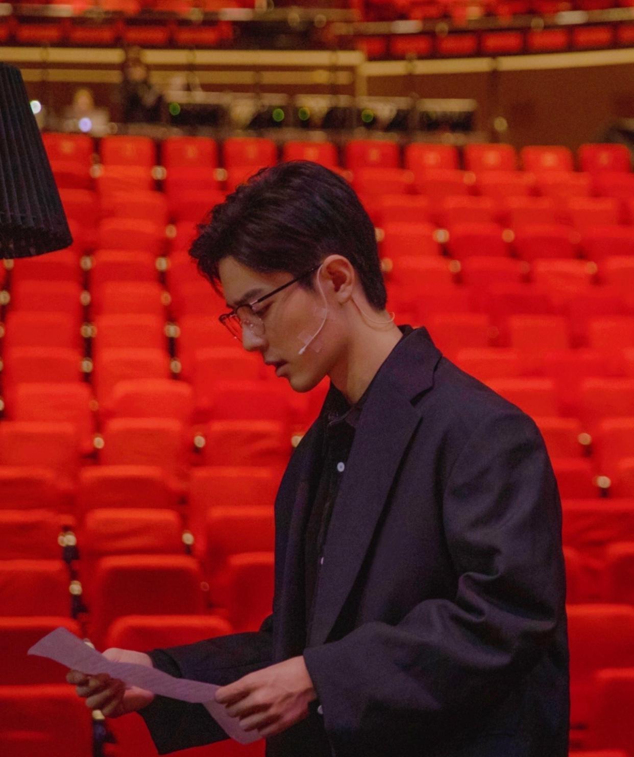 肖战|肖战五号病人幕后花絮，全身心融入排列，目光炯炯，精神饱满！