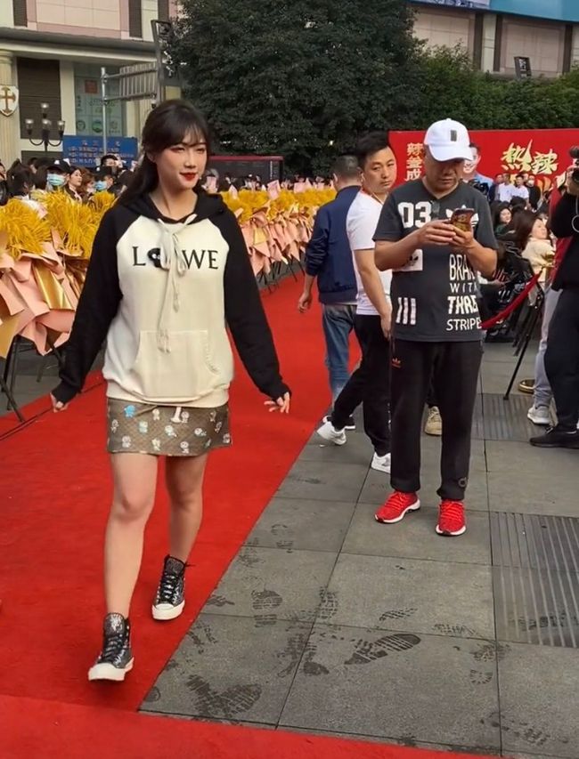 蔡萝莉|网红蔡萝莉线下见面会翻车，身材小脑袋大，头发稀少