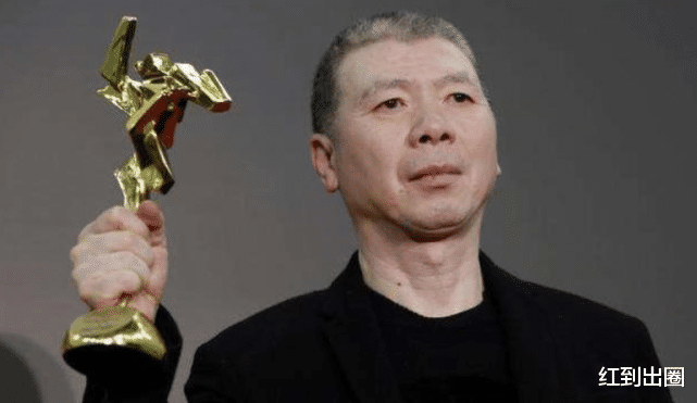 冯小刚|冯小刚和好友打高尔夫球！近照曝光皮肤松弛显老，脸色惨白病况疑加重