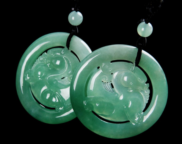 李沁|李沁一袭黑裙搭配翡翠耳环惊艳众人，“完”胜刘亦菲的翡翠装扮！