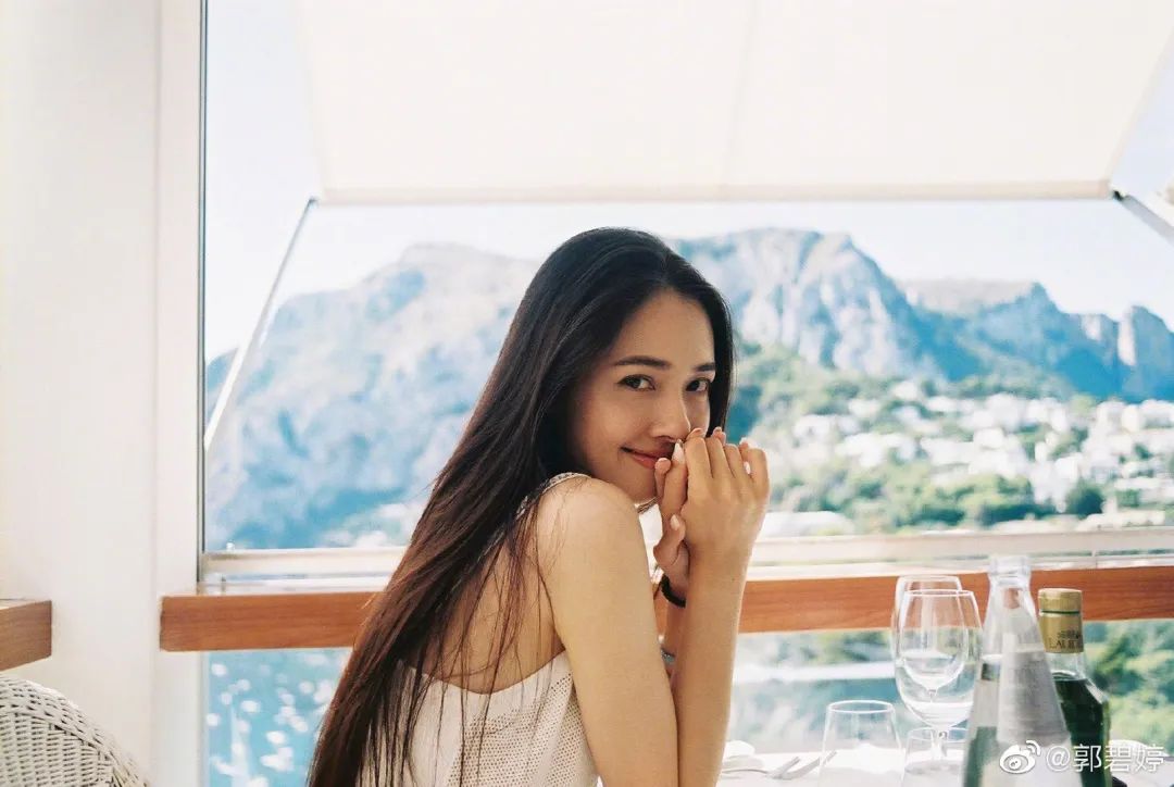 鲸鱼之心|郭碧婷抱女儿外出被拍到，网友吐槽：豪门连头发自由都没有！