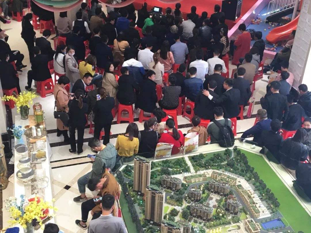 房价|房价不能跌？多地发布“限跌令”，释放出什么信号？