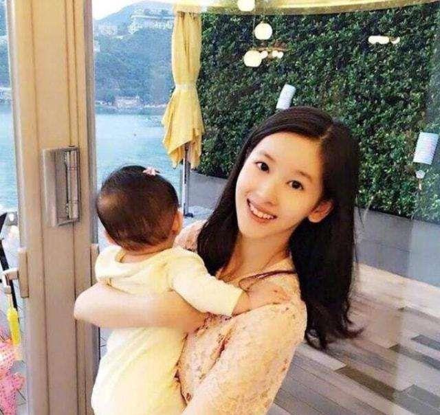 章泽天|章泽天罕见晒与女儿合照，5岁女儿戴蝴蝶结看表演，被夸像姐妹花