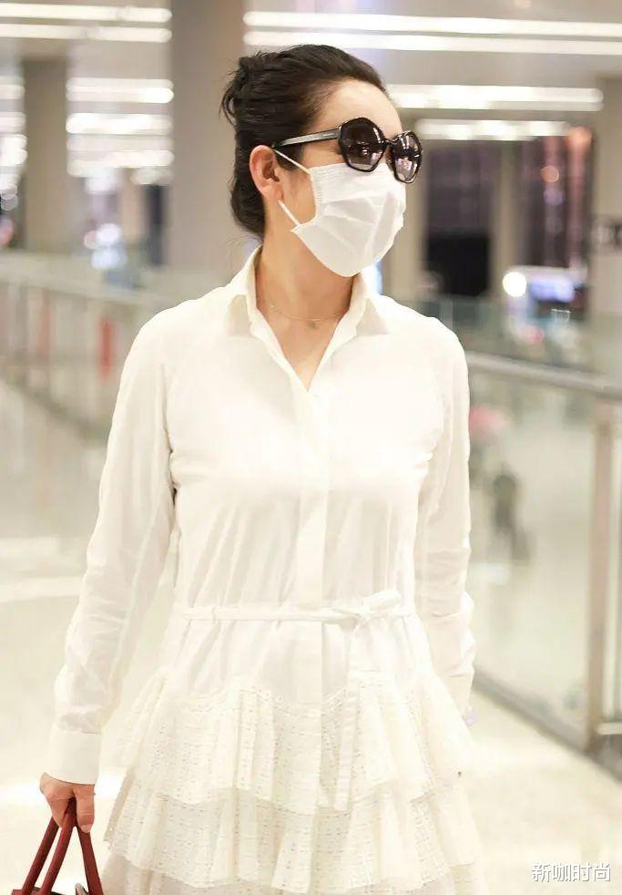 新咖时尚|中年女人不能穿蛋糕裙？学秦海璐这么搭配，优雅感和少女感并存！