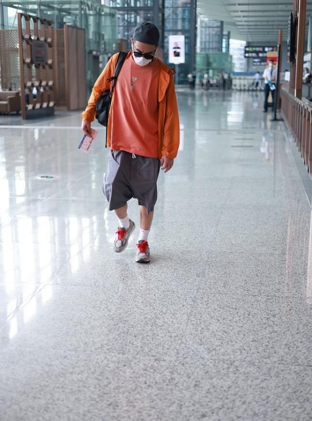 穿衣搭配|陈小春真是大湾区潮男，橘色T恤配灰色工装裤，鲜亮有型挺可爱的