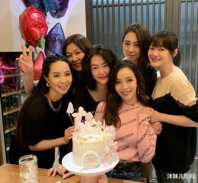苦瓜 大S露面身形消瘦，但减肥瘦身了也不漂亮，穿一身黑气氛很压抑！