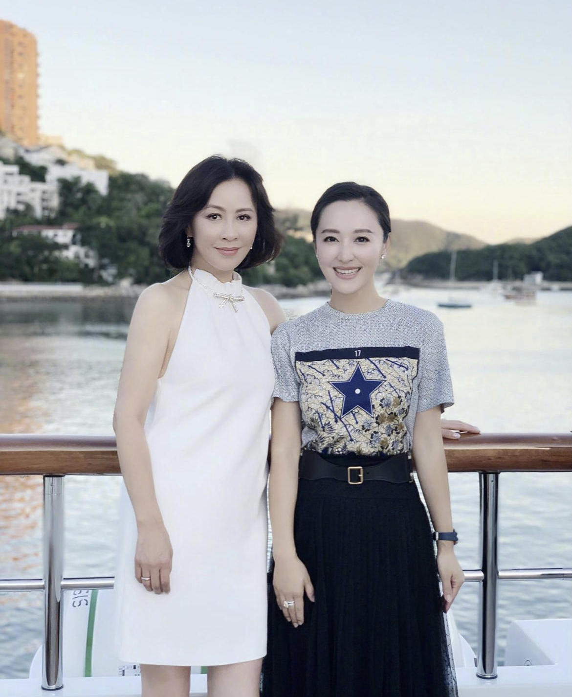 刘嘉玲|55岁刘嘉玲不显老，黑色抹胸上衣配斗篷西装干练潇洒，气场全开