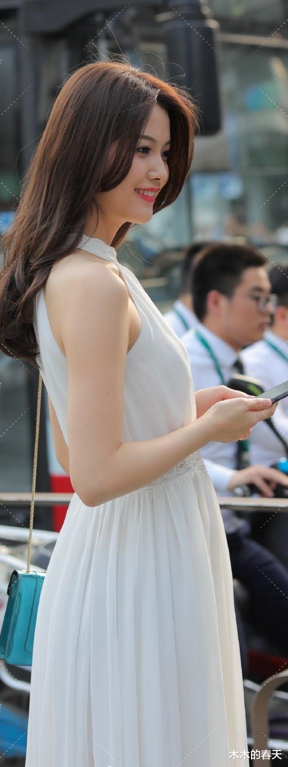 木木的春天 挂脖设计长裙突出平角肩,让身材非常有模特感!