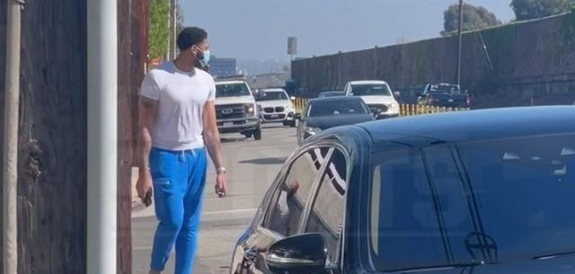 安东尼·戴维斯|突发！戴维斯现身车祸现场，警车，消防和救护车全来了