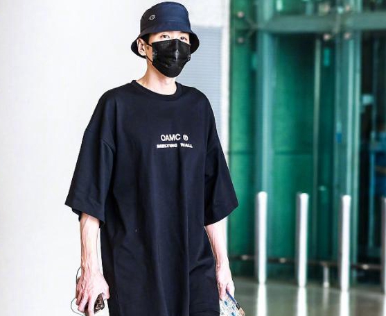 张若昀|张若昀新戏杀青照曝光,为角色瘦成了另一个人,大家能认出来吗?