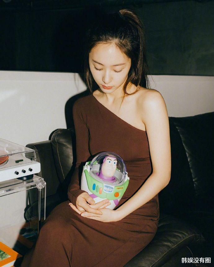 郑秀晶|梦回2009？郑秀晶INS更新近况，“高马尾+紧身连衣裙”吸睛