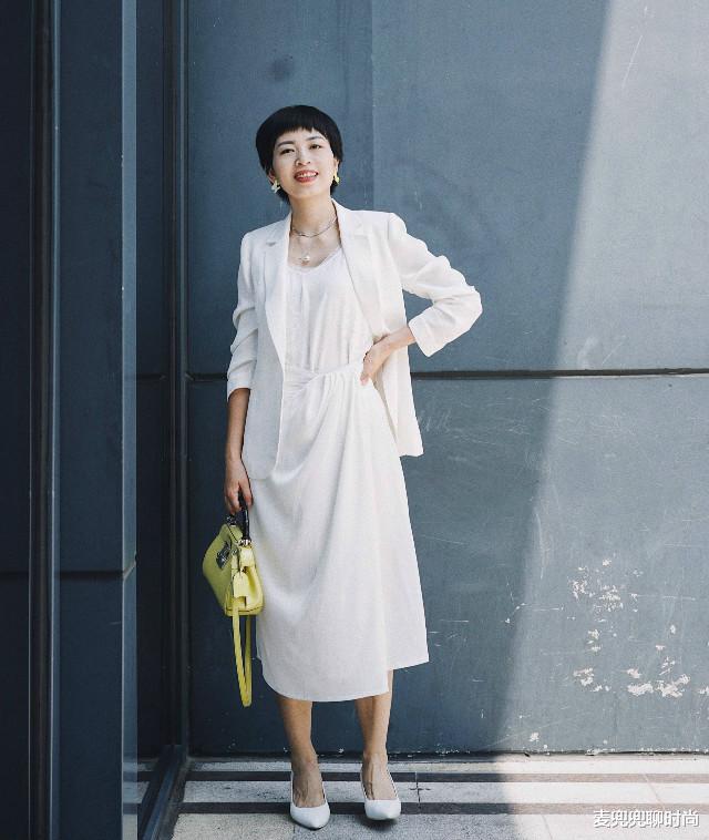 麦兜兜聊时尚|40岁女人胖一点更有魅力，穿衣打扮别刻意装嫩，随性些其实更优雅