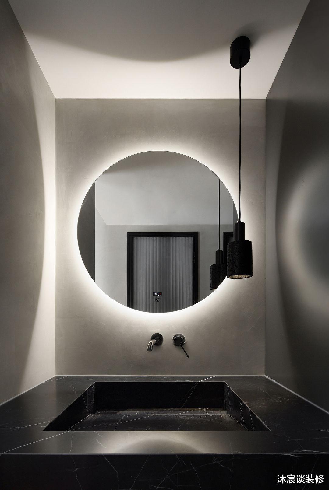 她家除了卫生间留门,改成大套间,选择微水泥与原木,高级又温馨