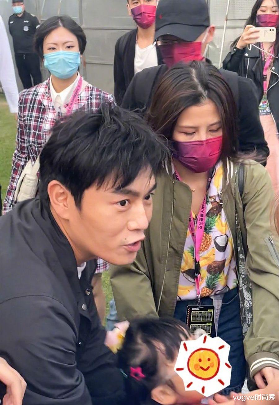 伊能静|秦昊带女儿看妻子演出,伊能静颜值绝了,5岁米粒在现场手舞足蹈