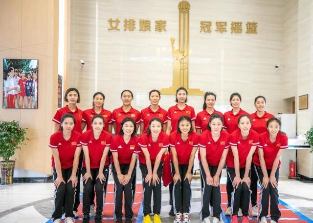 |中国女排姑娘各地纷纷现身，穿着的服装引人注目，只1人有疏忽