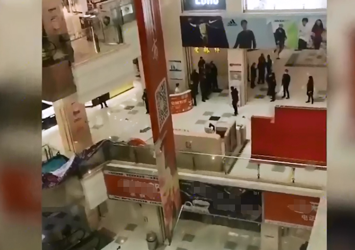 国内社会速递 湖北孝感发生一起刑事案件，23岁男子捅伤中年男子，抢救无效死亡