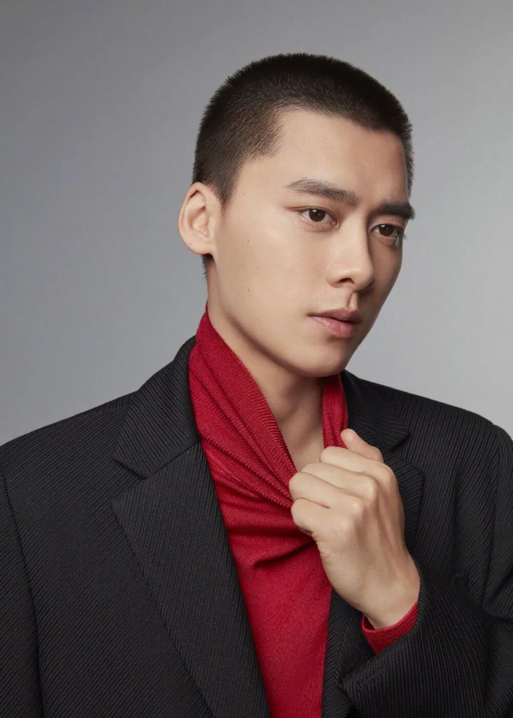 李易峰|终于！34岁李易峰牵手成功！网友：我先嗑为敬