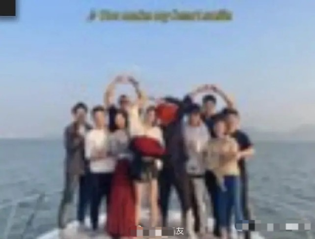 广电总局|张哲瀚疑似求婚成功，女方肤白貌美大长腿，五年前曾被拍戴情侣帽