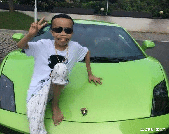 网红“外星人”大婚,摆豪车阵容,散打哥鼎力相助,新娘上台卖货