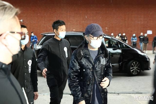 周星驰|新恋情？周星驰现身吴孟达灵堂，和身旁女子手挽手下车，关系亲密