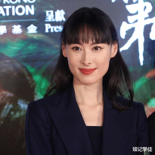 段奕宏|懒理争议的梁洛施，33岁罕见现身新片首映礼，一身蓝色西装显干练