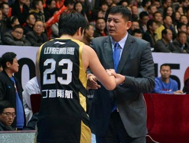 丁彦雨航|告别篮坛?丁彦雨航深夜突传噩耗,经纪人睢冉寒心举动再惹众怒