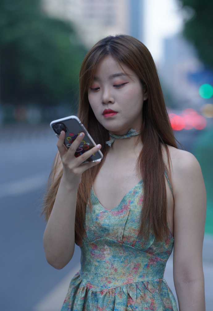 坎叔说时尚|时尚“露背”碎花裙,简单又清新,穿出了“仙女”的感觉!