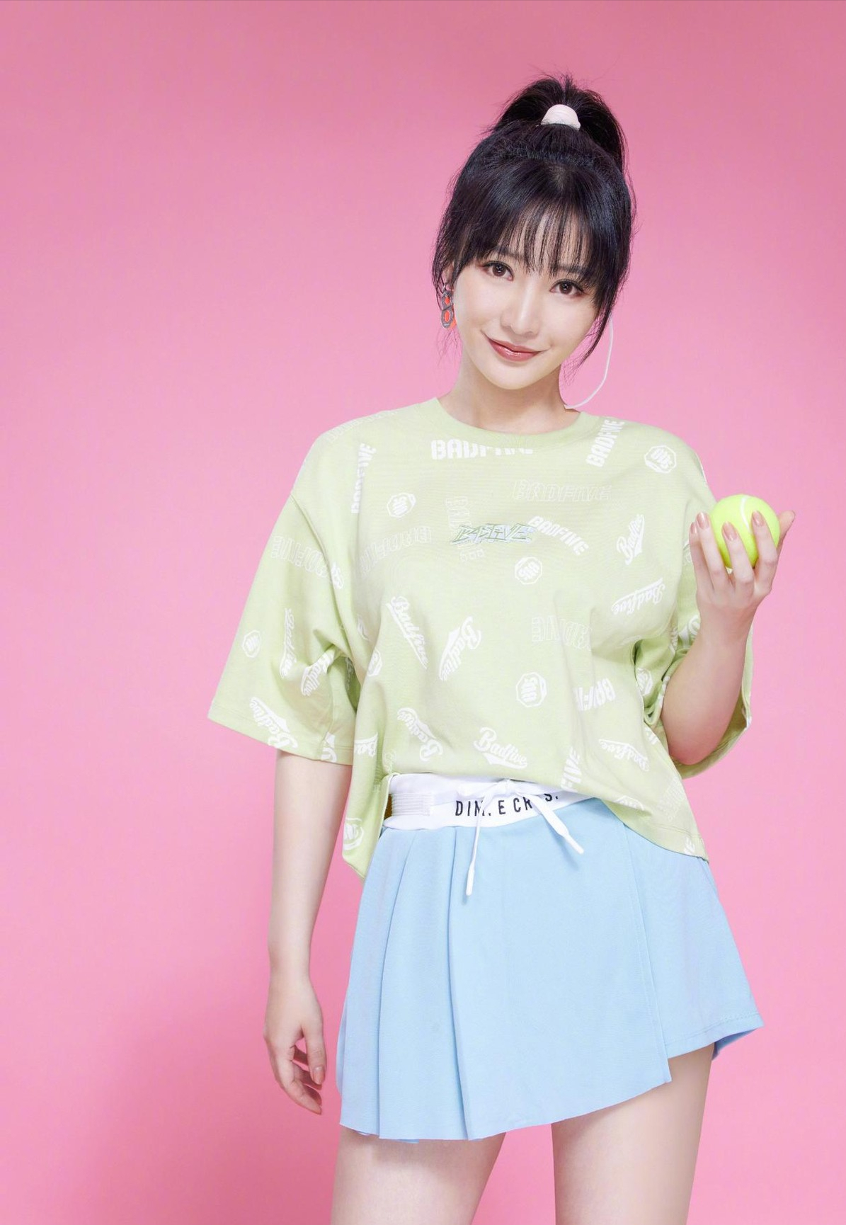 柳岩|柳岩近照显憔悴，T恤+牛仔裙时髦接地气，“曲线身材”依旧在线