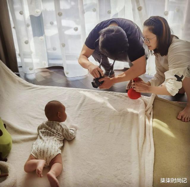 苗苗|郑恺女儿百日宴曝光，苗苗穿400块卫衣太寒酸，与向佐一家成对比