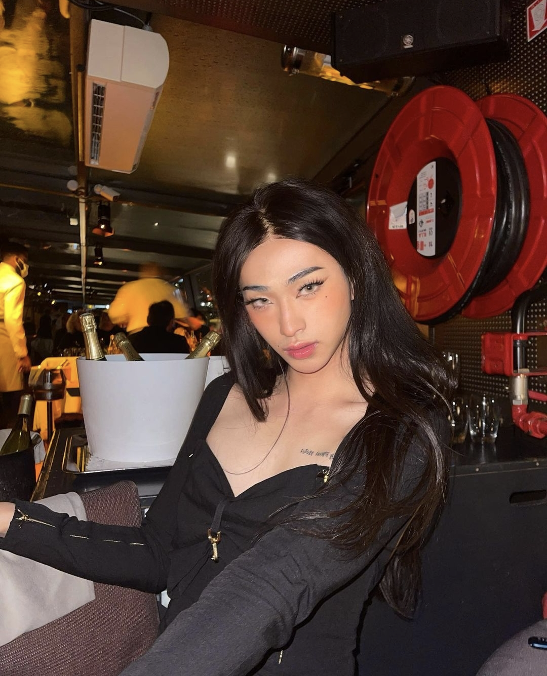 伊能静|伊能静儿子巴黎度假，再扮女装现身酒吧，穿长裙身材窈窕不输妈妈