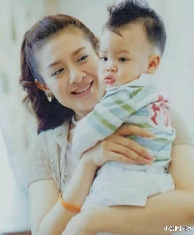 诗妮娜|提帮功和诗妮娜陪在泰王左右，拉玛十世做功德祈福，素缇达压力大