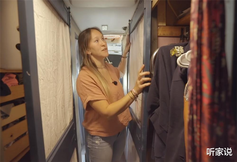 单亲妈妈买下2004年旧校车，带4个孩子在27㎡车内住1年，也是服了