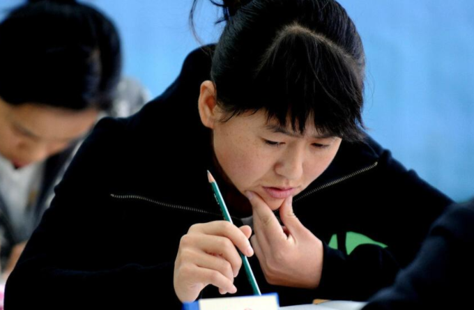 政审|公务员笔试第一名被刷掉,考生心生质疑,得知真相后欲哭无泪