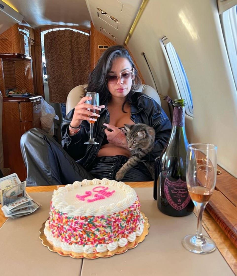 齐秦|坎耶频繁约会异性，同女演员吃饭，元旦日酒店阳台约会女歌手